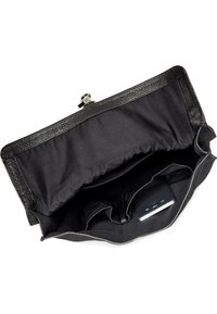 Sac en cuir noir avec un extérieur texturé, fermeture éclair et doublure en tissu. L'intérieur comprend des compartiments et un smartphone partiellement visible.