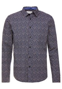 Námornická košile s malým květinovým vzorem v růžové a bílé. Má klasický límec a dlouhé rukávy s knoflíkovými manžetami.