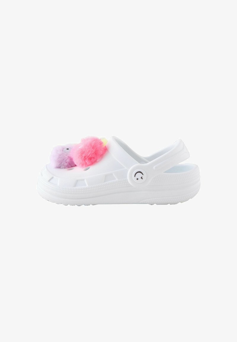 Sabot blanc à enfiler avec bride arrière réglable et trois pompons colorés attachés sur le dessus.