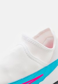 Pantofii albi f ără siret cu accente albastre și roz, superior din material textil neted, detalii cusute și un design cu vârful rotund.