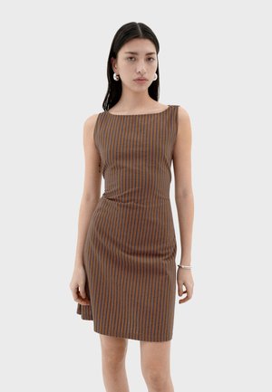Braun- und marineblau gestreiftes Kleid mit taillierter Passform, ärmellosem Schnitt und leicht asymmetrischem Saum. Hergestellt aus einem glatten Stoff mit dezentem Muster.
