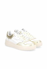 Zapatillas blancas y doradas con una parte superior de cuero texturizado, perforaciones en la puntera y una suela gruesa de color crema. Cierre con cordones y logotipo.