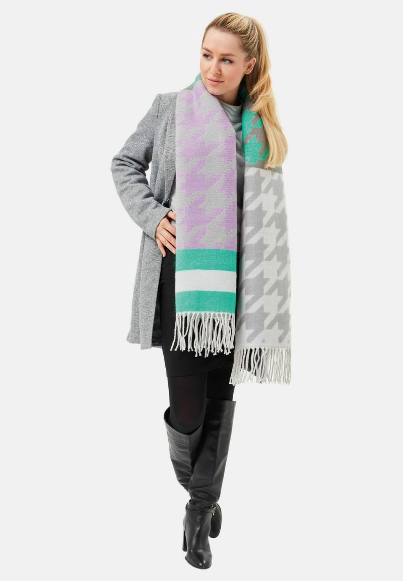 Mehrfarbiger Schal mit Hahnentritt-Muster in Lavendel, Grün und Grau, mit fransigen Kanten und einem weichen, strukturierten Stoff.