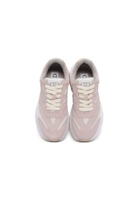 Sneaker sportive di colore rosa chiaro, realizzate con una combinazione di materiali in suede e rete. Presentano lacci bianchi, punta arrotondata e collari imbottiti.