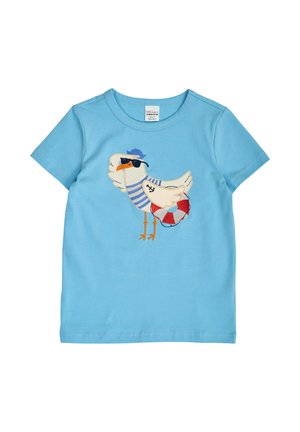 Jasnoniebieska koszulka niemowlęca z krótkim rękawem z mewą w paskowaną koszulę, czapkę marynarza, okulary przeciwsłoneczne i czerwoną koło ratunkowe z przodu.