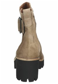 Stivale alla caviglia in suede beige con punta arrotondata, suola nera spessa e dettaglio con fibbia laterale. Accenti cuciti lungo le cuciture.