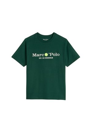 Ciemnozielona koszulka z krótkim rękawem z białym napisem „Marc O’Polo EST. IN STOCKHOLM” oraz małą zieloną grafiką piłki tenisowej w logo.