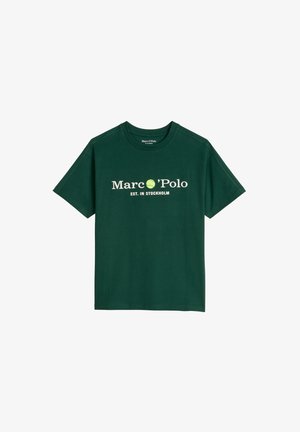 Dunkelgrünes T-Shirt mit kurzen Ärmeln, weißem Schriftzug „Marc O’Polo EST. IN STOCKHOLM“ und einer kleinen grünen Tennisball-Grafik im Logo.