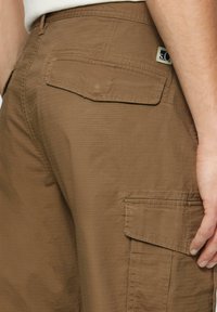 s.Oliver BERMUDA MIT TASCHEN - Shorts - sandstein