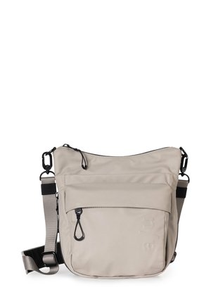 Beżowa torba na ramię z przednią kieszenią na suwak, regulowanym szarym paskiem i czarnymi suwakami na białym tle.