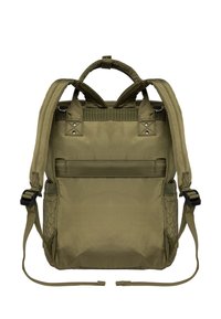 Olivgrön ryggsäck i slitstark tyg, med vadderade axelremmar, ett handtag på toppen och sidofickor med en slank rektangulär design.