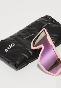 Ochelari de soare sport roz cu formă geometrică, având lentile de culoare purpurie. Împreună cu o husă de protecție căptușită, de culoare neagră, cu logo alb.
