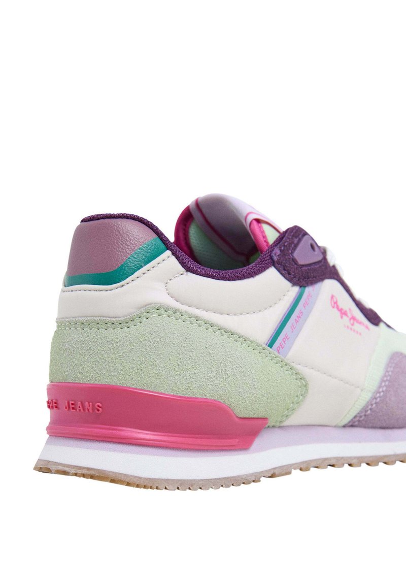 Sneaker con una combinazione di colori bianco e pastello; presenta accenti viola, parti in suede verde e un tallone rosa. Branding sul lato.