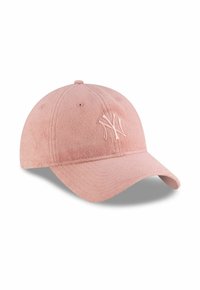 Rosa Baseballkappe aus weichem Stoff, mit einem gestickten Logo auf der Vorderseite, runder Krone und gebogenem Schirm. Geschmeidige Textur.