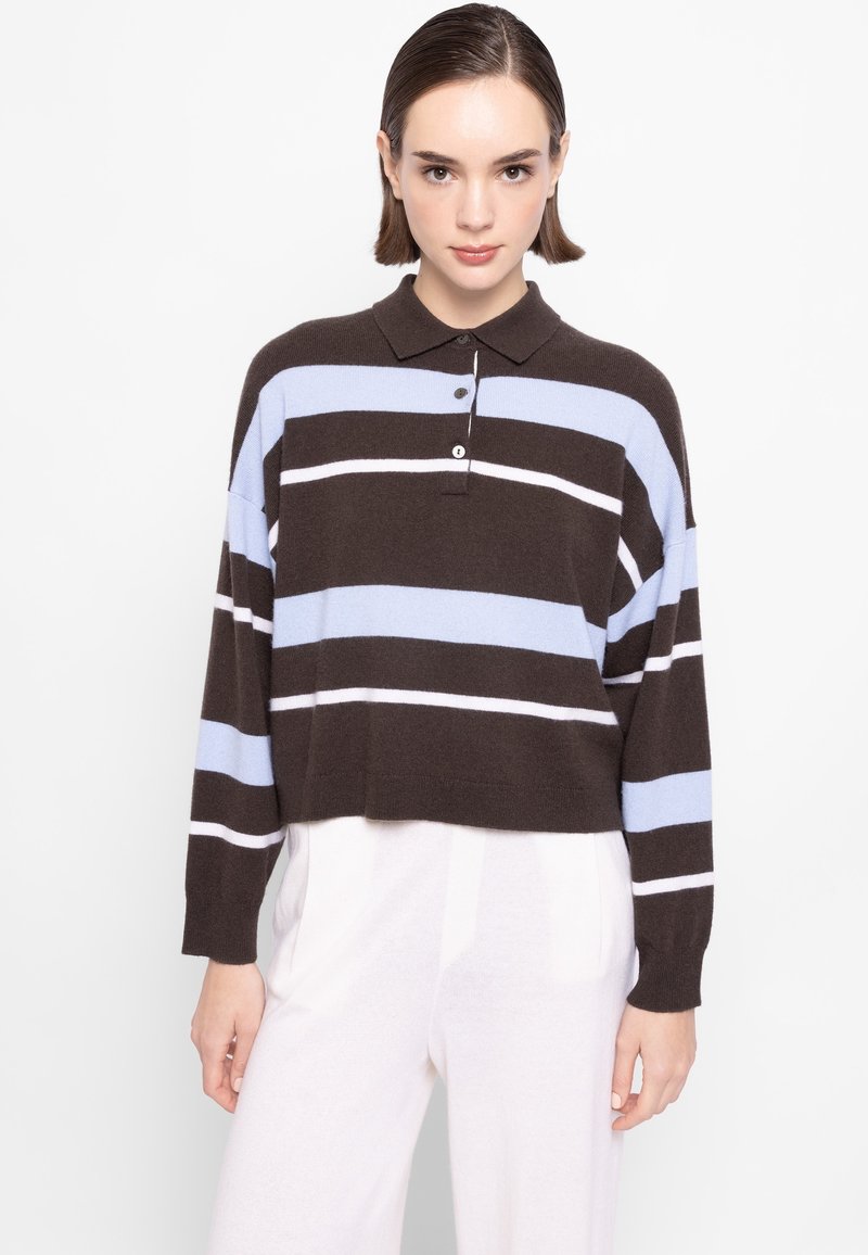 Brauner, kurzer Pullover mit blauen und weißen horizontalen Streifen, ausgestattet mit einem Polokragen und Knopfdetails, aus weichem Material gefertigt.