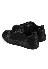 Schwarze Freizeitschuhe mit einem glatten Leder-Obermaterial und Netzpaneelen, runder Zehenform, Schnürdesign und strukturiertem Gummisohle.