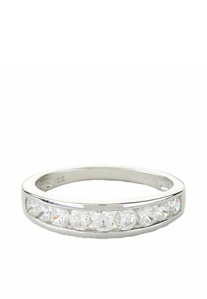 Silberring mit einer Reihe von acht klaren, rund geschliffenen, simulierenden Diamanten, die auf einer glatten, polierten Oberfläche gesetzt sind. Einfaches, flaches Design.