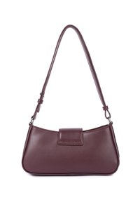 Borsa a tracolla in pelle bordeaux con una forma curva, una patta frontale piatta e una tracolla regolabile. Texture liscia con hardware minimo.
