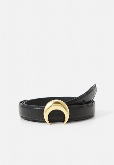 Cinto de couro preto com uma fivela em forma de lua crescente dourada e uma textura suave. O design inclui uma única linha de costura.