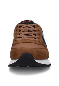 Sneaker in suede marrone con accenti blu navy, punta rotonda, linguetta imbottita, lacci piatti e intersuola bianca. Suola testurizzata per una buona aderenza.