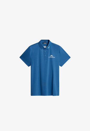 Blauwe poloshirt van gladde stof, met een drieknoops sluiting en wit logo op de linkerborst. Korte mouwen met een klassieke kraag.