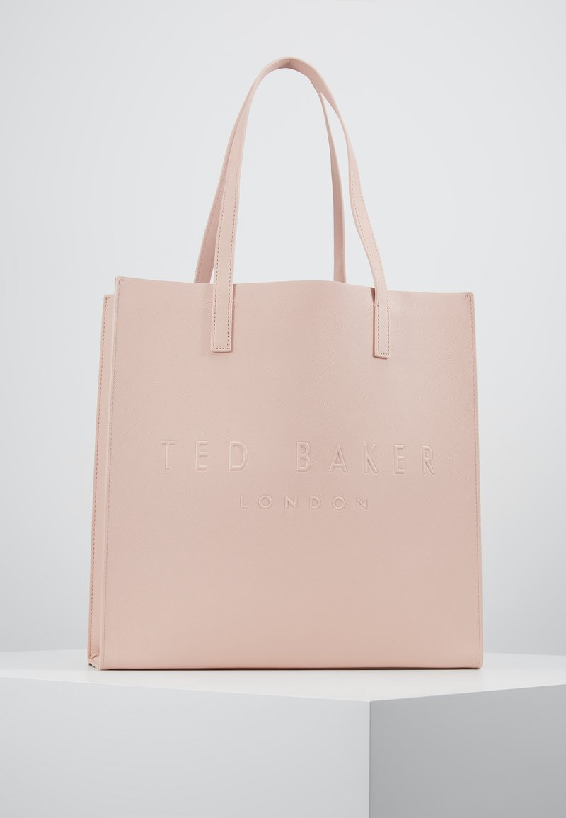 Blush roze tote bag met reliëf "TED BAKER LONDON" logo, gemaakt van glad kunstleer, gestructureerde rechthoekige vorm, dubbele draaghandles.