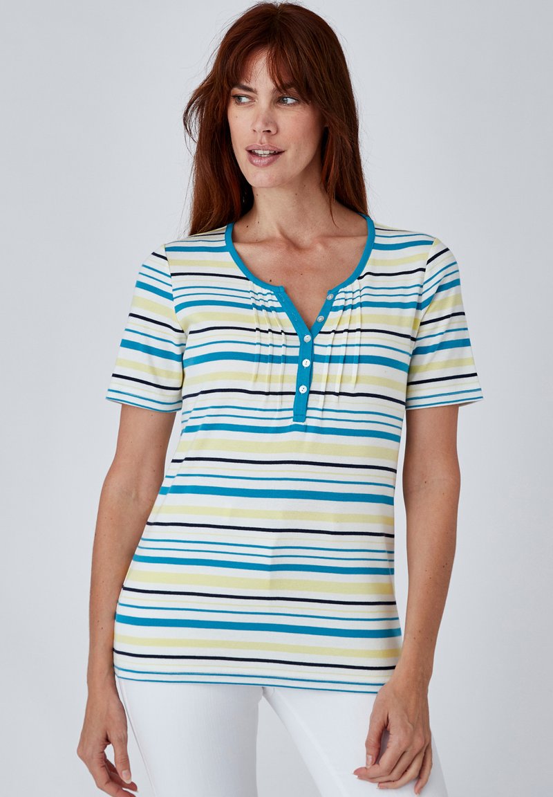 Top de manga corta a rayas en amarillo, azul y negro con escote en V y una botonera, que presenta pliegues debajo del escote.