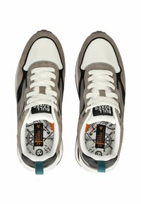 Tenisky s kombinací šedého semiše a síťoviny na vršku, bílými tkaničkami, černými akcenty a vzorovanými stélkami. Obsahují zelený poutko.