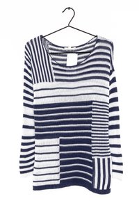 Gestrickter Pullover mit variierenden marineblauen und weißen Streifenmustern, mit einem Rundhalsausschnitt, langen Ärmeln und einem Patchwork-Design.