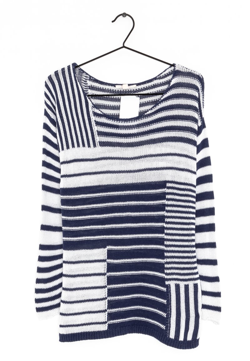 Gestrickter Pullover mit variierenden marineblauen und weißen Streifenmustern, mit einem Rundhalsausschnitt, langen Ärmeln und einem Patchwork-Design.