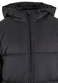 Musta toppatakki, jossa vetoketjullinen etuosa ja säädettävä huppu. Siinä on tikattuja paneeleja, sileä kangaspinta ja tummat yksityiskohdat.