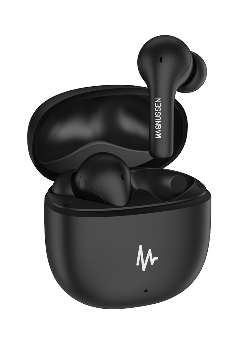 Schwarze kabellose Ohrhörer mit einem nach oben gehobenen Ohrhörer über dem offenen Ladecase, der Markenname "Magnussen" am Stiel sichtbar.