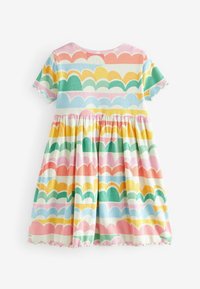 Robe à manches courtes dotée d'un motif festonné multicolore, en tissu texturé avec une taille froncée et une jupe évasée.