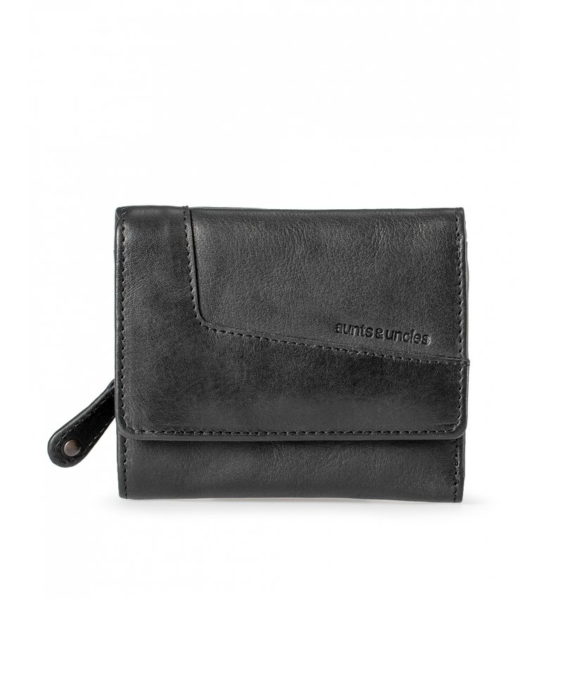 Schwarzes Lederportemonnaie mit glatter Textur, gefaltetem Design und einem Reißverschlussfach. Mit geprägtem Logo auf der Vorderseite und Kontrastnähten.