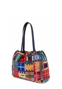 Kleurrijke patchwork-tote tas met marineblauwe handvatten en trekkoordsluiting, met verschillende geometrische patronen en felle kleuren.