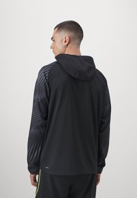 Puma RUN FAVORITE AOP WOVEN JACKET M - Jakna za treniranje - black-aop
