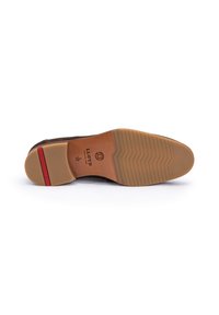 Semelle de chaussure en daim brun, avec un motif de semelle complexe, un accent de talon en caoutchouc avec des détails rouges, et un logo de marque embossé.