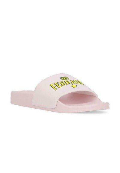 Infradito rosa con una fascia larga, con la parola "FERRAGAMO" in grassetto giallo e un grafico sopra di essa. Finitura opaca liscia.