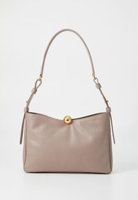 Schultertasche aus taupefarbenem Leder mit verstellbarem Riemen und goldenem kugelförmigem Verschluss vor weißem Hintergrund.