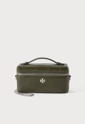 Sac à main rectangulaire en cuir matelassé vert olive avec poignée supérieure, fermeture éclair argentée, bandoulière chaîne argentée et petit logo argenté à l’avant.