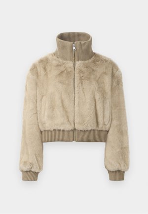 Veste courte en fausse fourrure beige, dotée d'un col montant cannelé et de poignets, ainsi que d'une fermeture éclair centrale pour un enfilage facile.