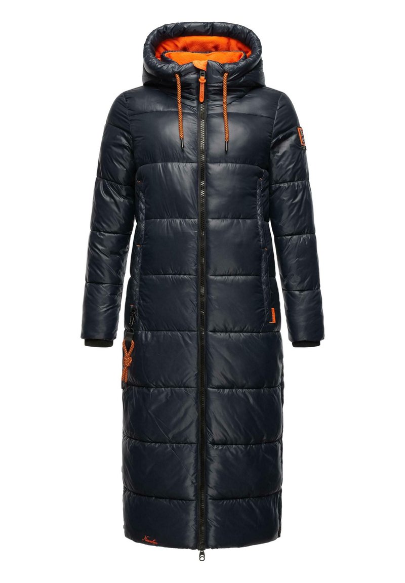 Lange pufferjas in marineblauw met oranje accenten. Beschikt over een capuchon, een front-rits en een gewatteerde textuur met zijzakken.
