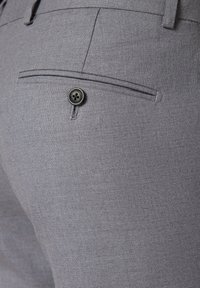 Szare spodnie materiałowe o gładkiej fakturze, z tylnią kieszenią i pojedynczym czarnym guzikiem. Krój dopasowany.