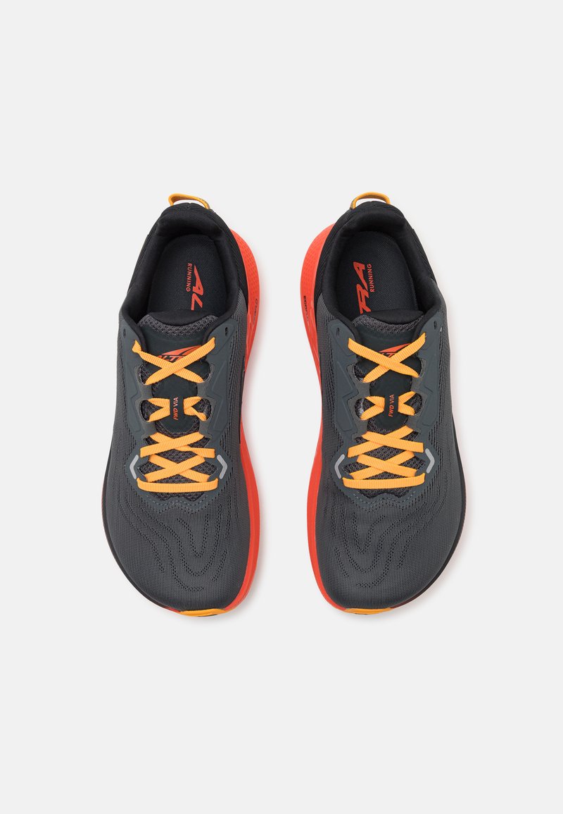 Zapatillas de running grises con cordones naranjas y suelas rojas. La parte superior de textil presenta patrones en forma de onda. Diseño ligero, acolchado para mayor comodidad.