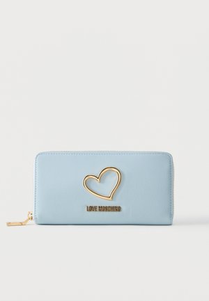 Portafoglio azzurro con cerniera a tutto giro, contorno di cuore dorato e logo "LOVE MOSCHINO" sulla parte frontale, su sfondo bianco semplice.