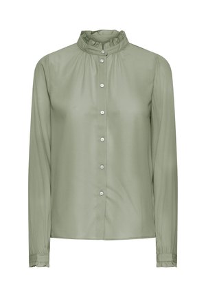 Blusa de manga larga verde claro con cuello alto rizado y puños, cierre frontal con botones blancos y detalles de tela fruncida.