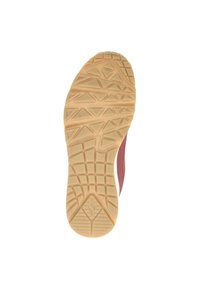 Suola delle sneaker in gomma color beige con un motivo di grip testurizzato. Presenta una sezione bordeaux sul tallone, sulla suola intermedia e accenti bianchi a contrasto.