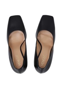 Černé kožené boty na blokovém podpatku se čtveratou špičkou, obsahující proříznutý design a hladkou texturu. Béžová stélka s detailním logem.