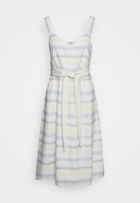 Robe midi sans manches avec décolleté en V et ceinture, présentant des rayures horizontales pastel en bleu, jaune, vert et blanc sur un tissu léger.