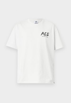 Λευκό κοντομάνικο μπλουζάκι με μαύρο λογότυπο "ACG" και κείμενο "FOR OUTDOOR USE" στην πάνω αριστερή πλευρά του στήθους.